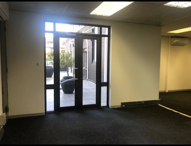 66M² OFFICE TO LET IN HYDE PARK